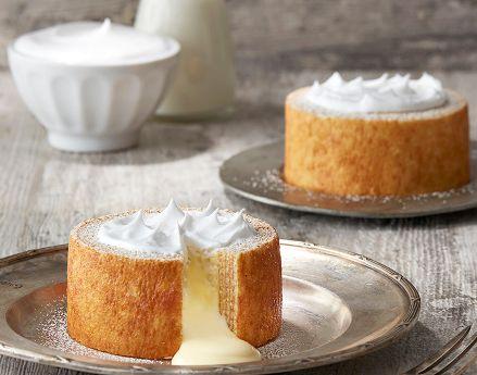 星巴克熔岩芝士蛋糕，展示出中间的融化芝士流