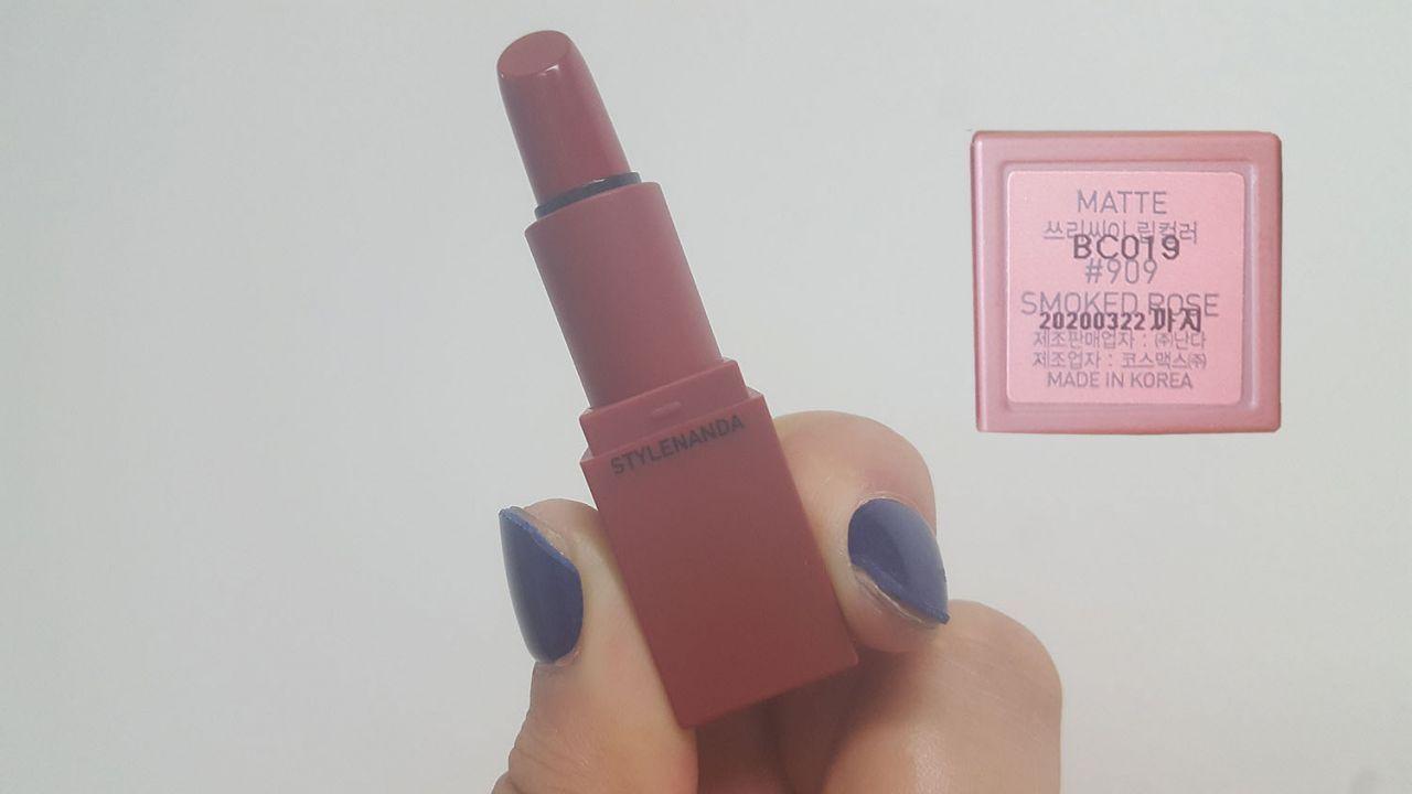 Depth of color in 3CE lipstick #909 SMOKED ROSE, perfect for evening glamour.