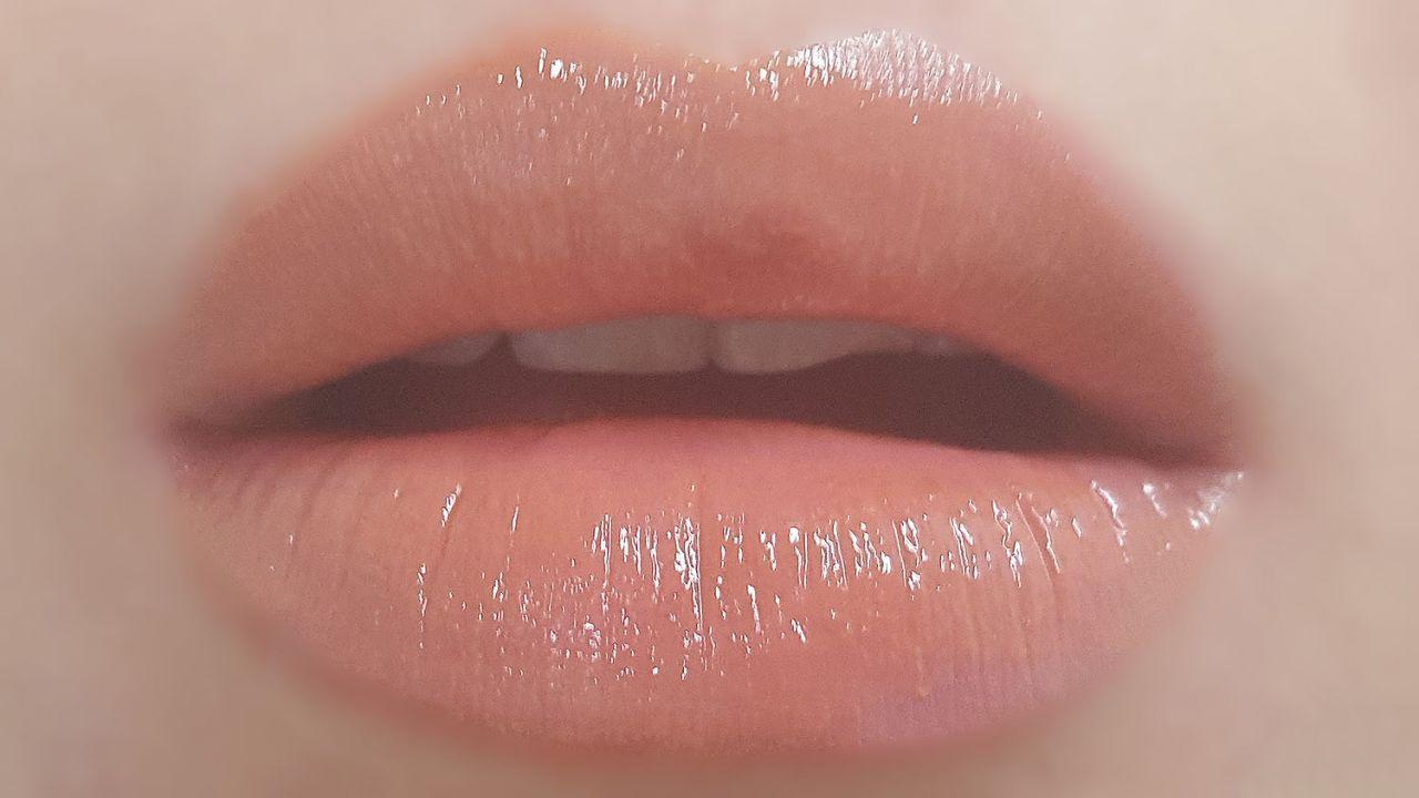 3CE Mood Recipe lipstick swatch on lips, showcasing #114 ROWS in bright, glossy finish.