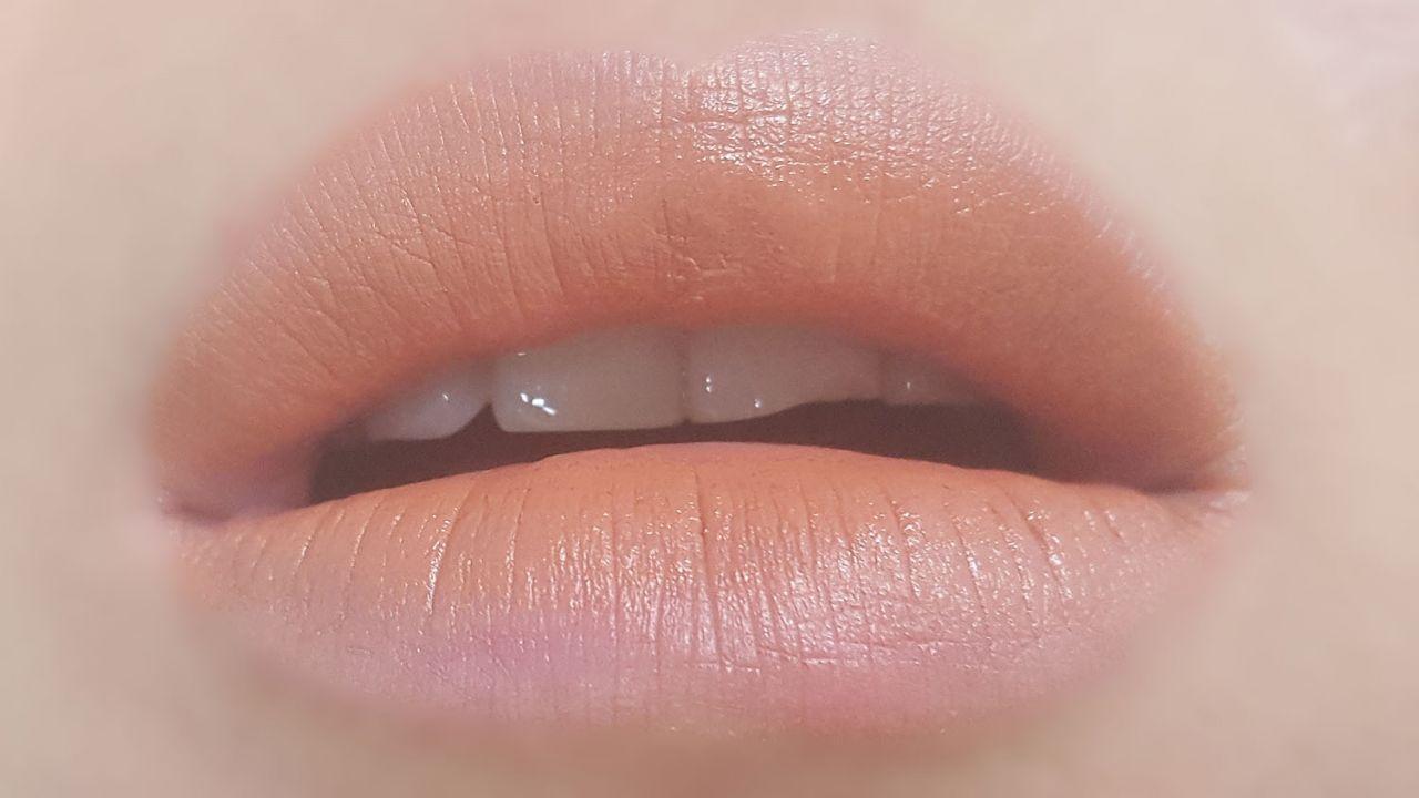 Application of 3CE Mood Recipe lipstick shade #114 ROWS in a taut, matte look.