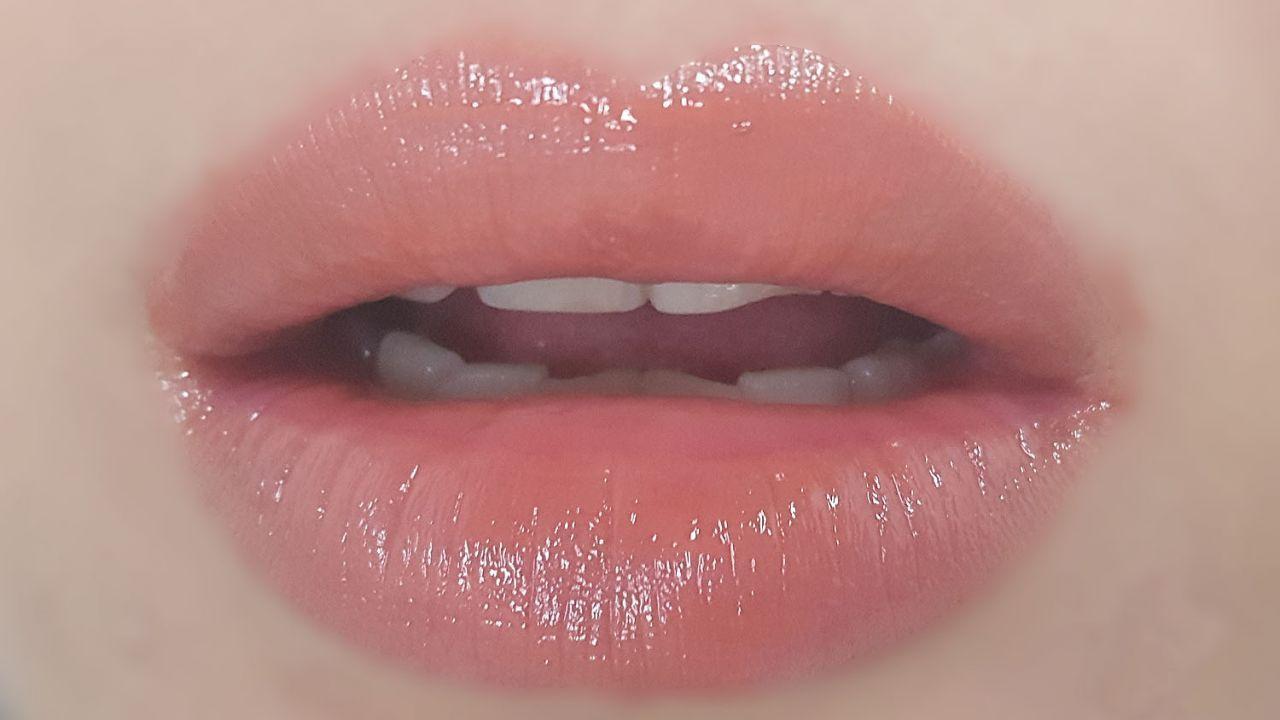 Application of #115 MUSS in full-lip coverage for a chic daytime look with subtle elegance.