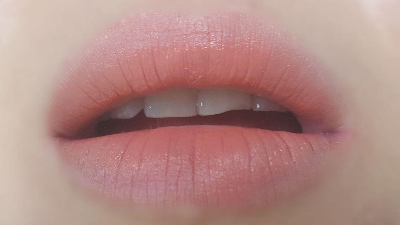 Matte and hydrated lip image displaying 3CE shade #115 MUSS.