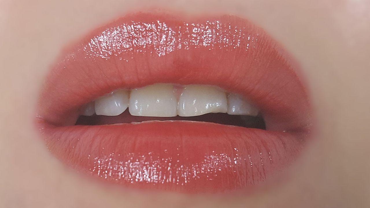 A closer view of 3CE Mood Recipe lip shade #909 SMOKED ROSE applied in a glossy, alluring finish.