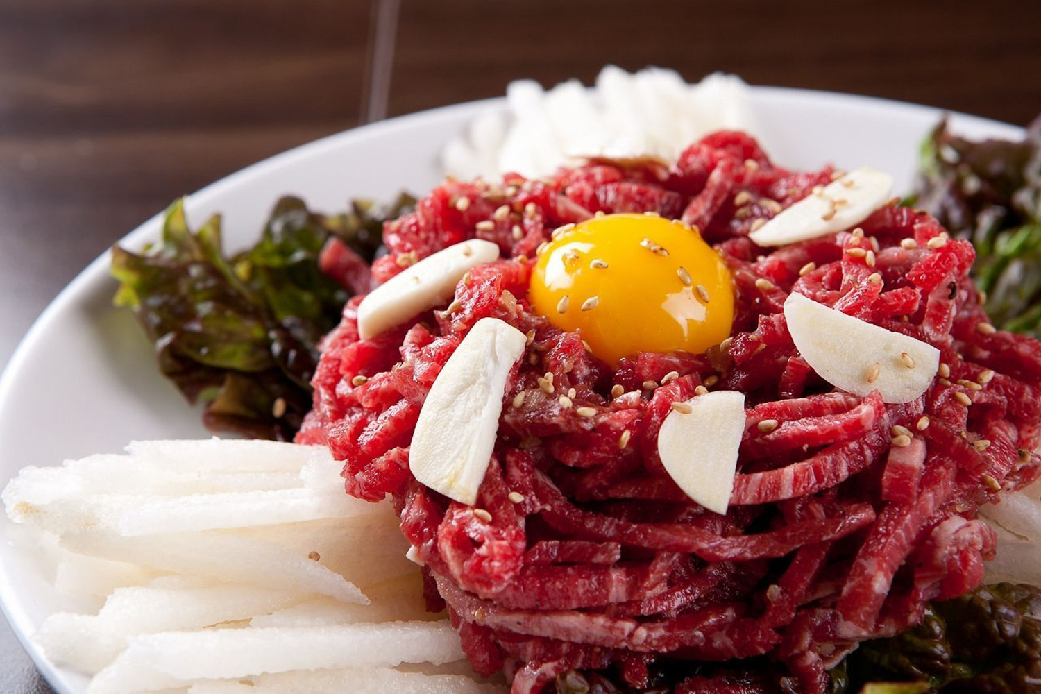 生牛肉 蛋黃、芝麻、麻油