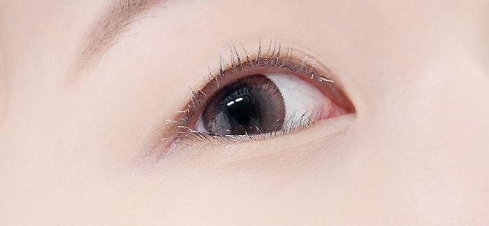 Close-up of eye makeup focusing on curled eyelashes using Etude House Mascara Fixer, showcasing its effectiveness.