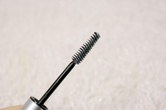 Mascara brush applicator for Etude House's waterproof lash fixing mascara, designed to coat and set lashes.