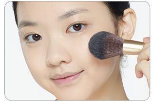 Application of powder using Etude House brush, highlighting the tool's ease of use and coverage capabilities.