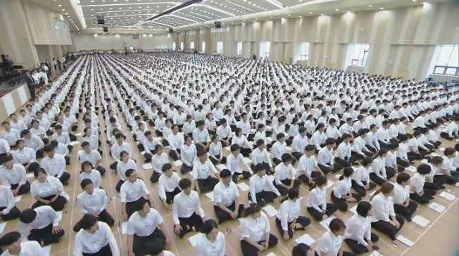 大邱新天地教会内部，众多信徒聚集在一起集体礼拜。