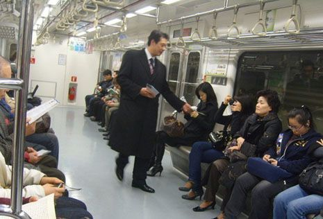 陈列在地铁中的宗教宣传活动,反映韩国社会的宗教交流。