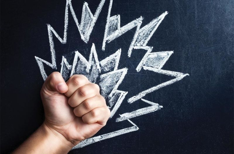 用粉笔在黑板上画的拳头,象征着力量和抵抗精神。