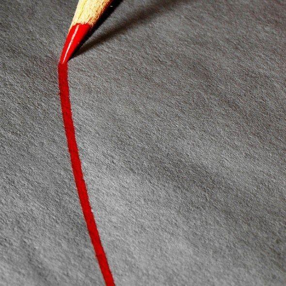 韩国社会中的道德规范,表现为红色铅笔画在灰色纸上的线。