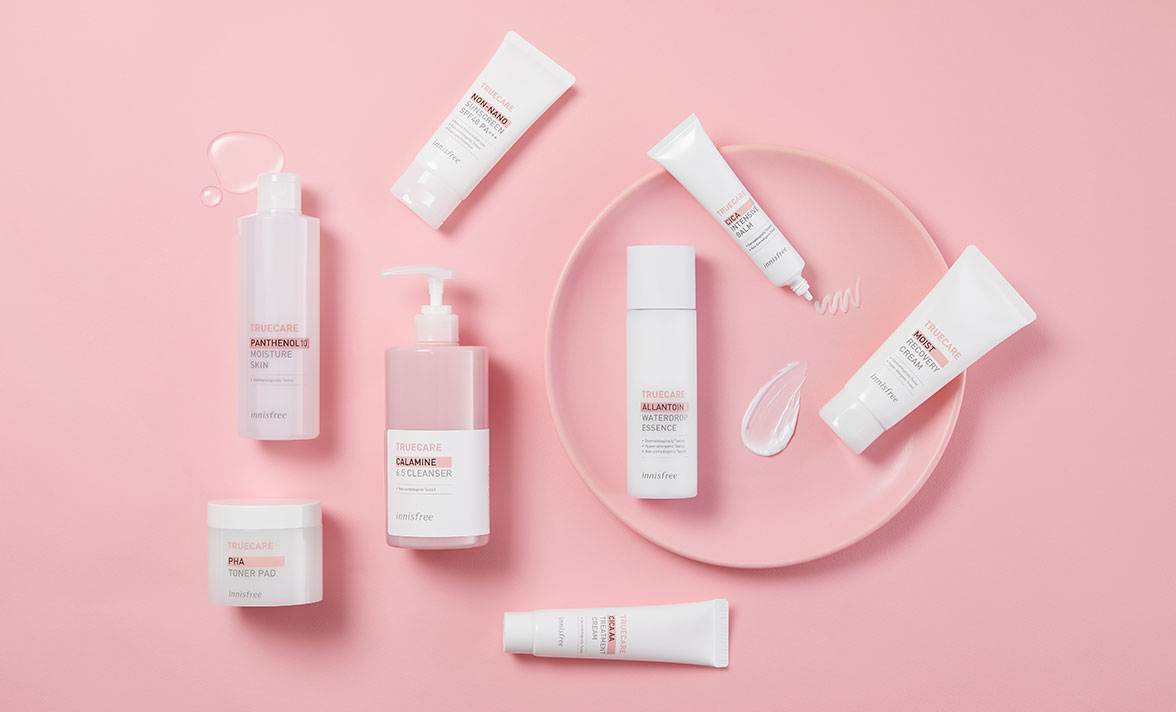 innisfree 真護系列產品，備有防曬、濕潤精華、清潔露等多種護膚品擺放在粉紅盤子上。