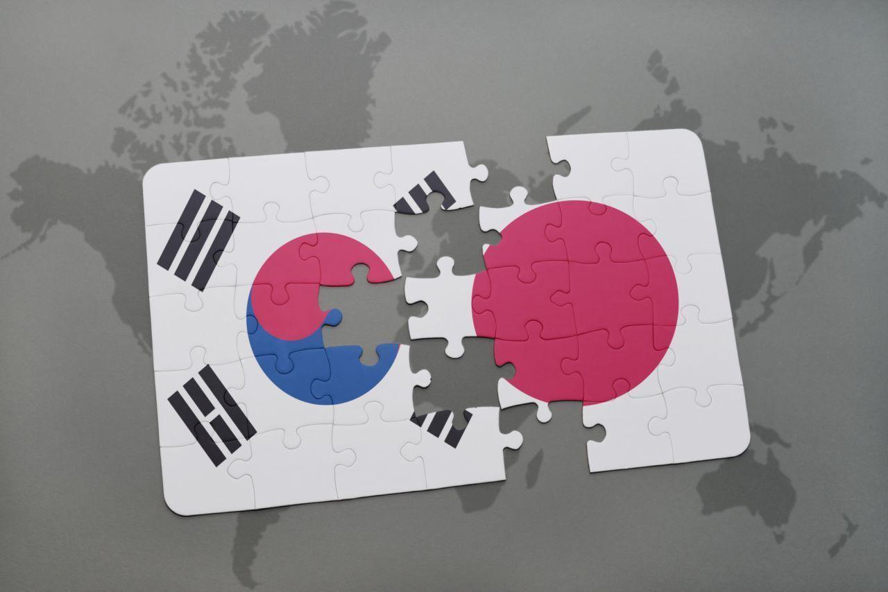 一组拼图中显示的韩国与日本的国旗,象征两国之间复杂的历史关系。