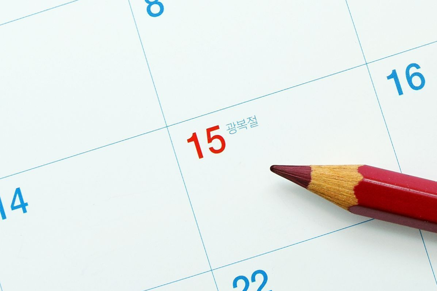 韩国日历上8月15日标记为光复节的图片,显示具有重要意义的韩国节日。