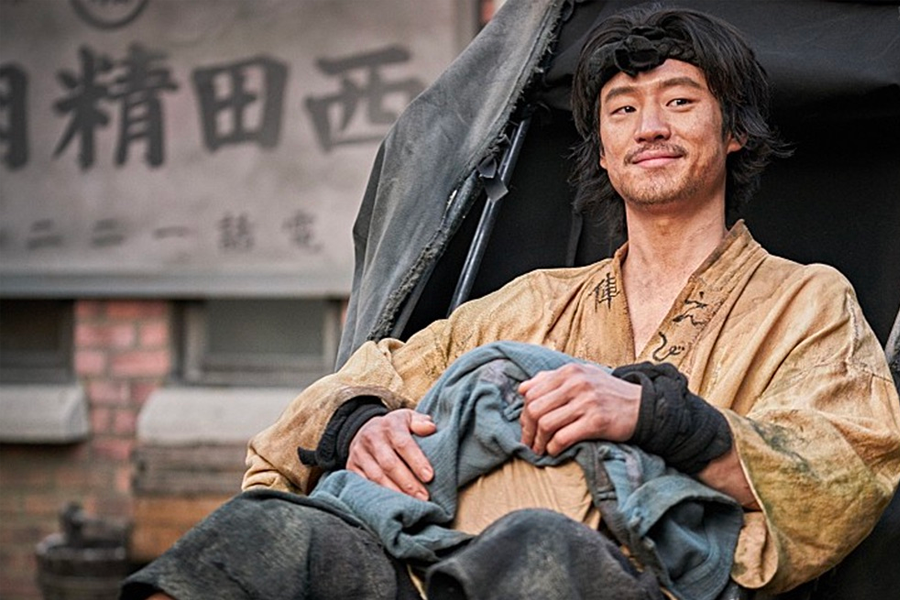 《朴烈:逆权年代》剧照,描绘韩国历史上反抗日本殖民统治的时代背景。