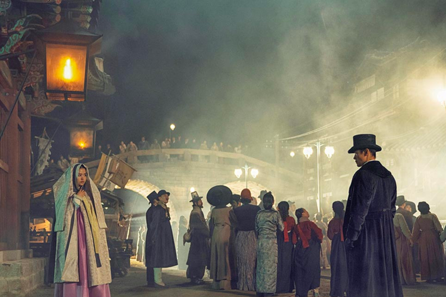 夜晚,传统韩国服饰的人在街道上聚集,背景是复古韩屋,反映韩国的历史情景。