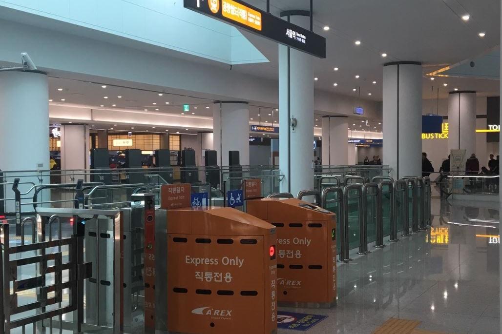 仁川空港の構内案内サイン、訪問者の移動をスムーズにするための方向を示す。