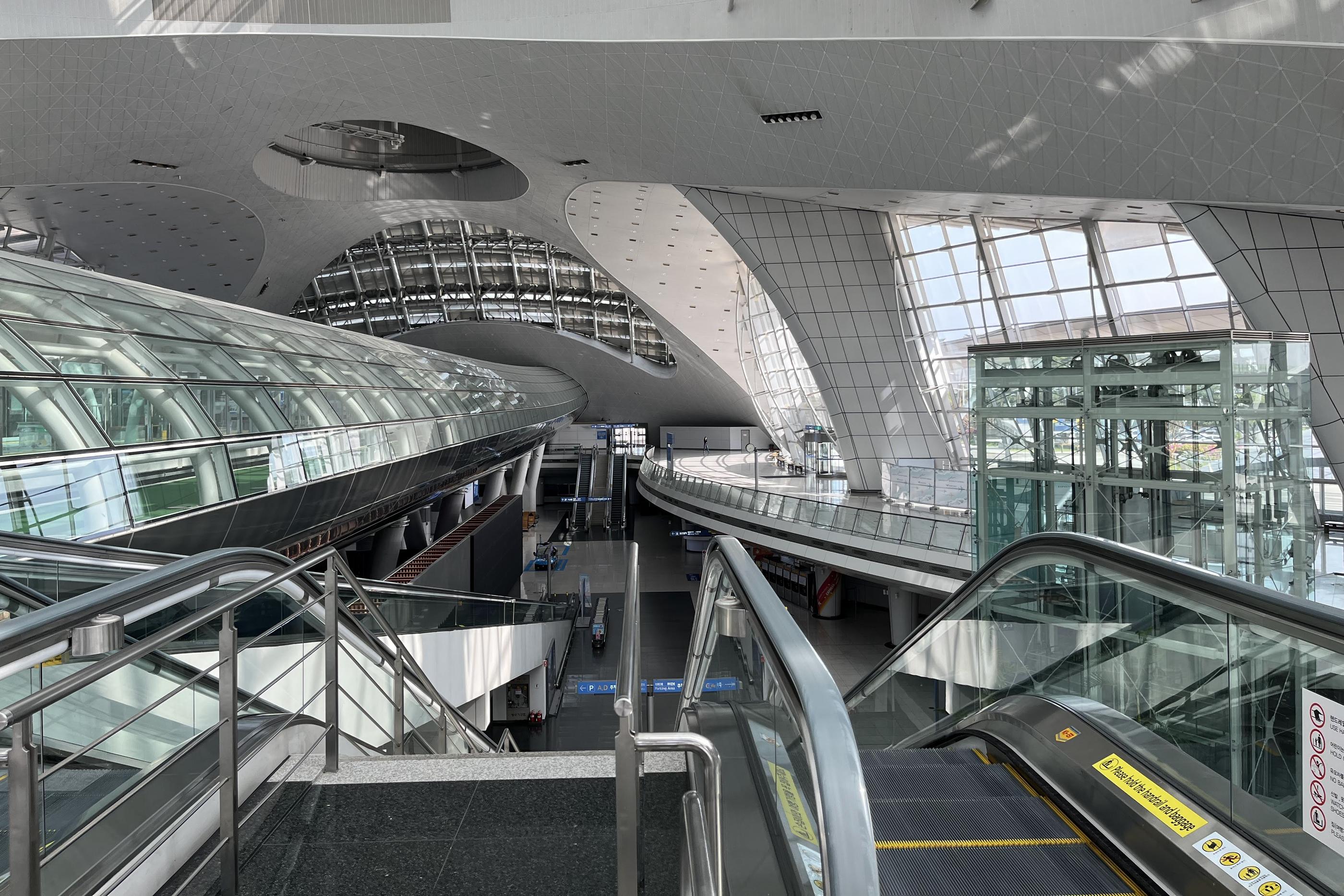 仁川空港第1ターミナルのインテリア、空港施設と交通乗り換えの利便性を示す。