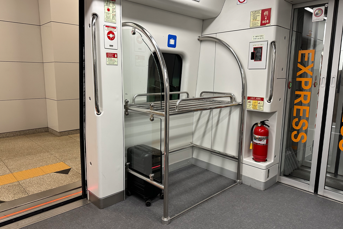 筆記本電腦上的Wi-Fi列表，顯示連接至AREX免費Wi-Fi的狀態。