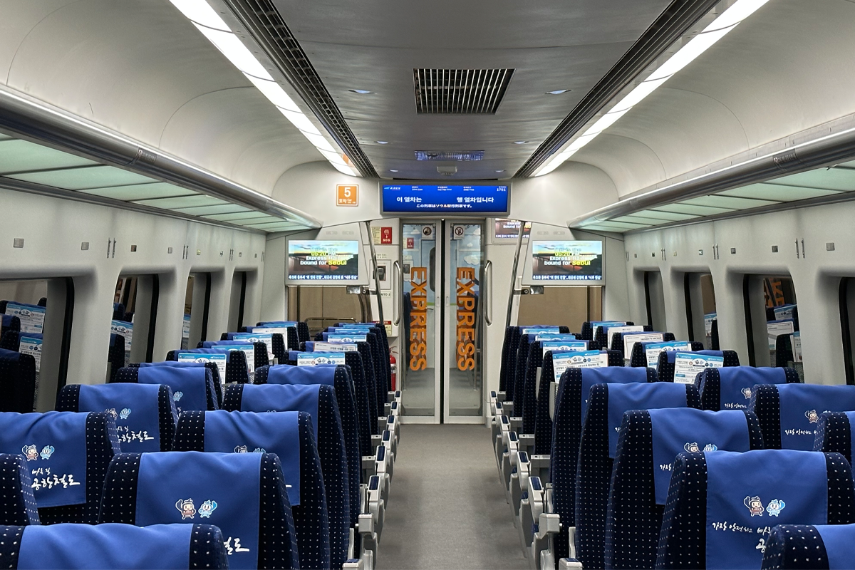 仁川機場快線列車內部乾淨、整潔，座椅間距寬敞，配備有座位。