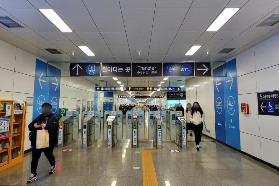 ソウル駅の改札エリアは、空港鉄道や他の鉄道ラインへアクセスするための重要なハブ。