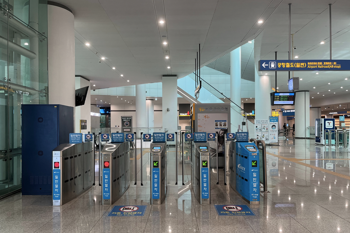 仁川空港第2ターミナルの改札と自動発券機、便利なアクセスを提供。