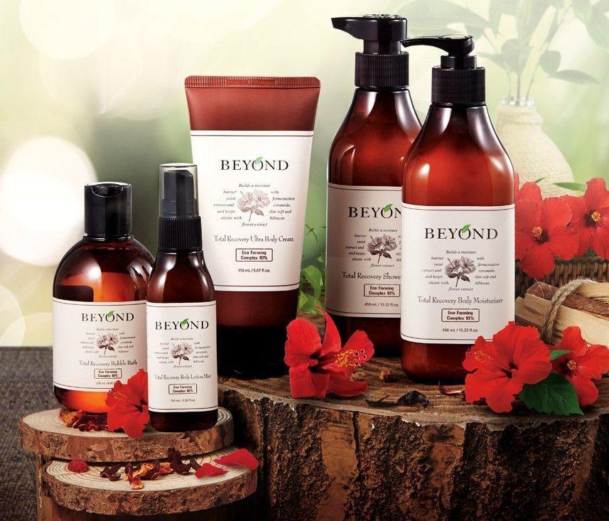 BEYOND综合修护沐浴产品系列，展示了多个产品并附有保湿功效，布置在自然背景中。适合热爱自然护肤的顾客。