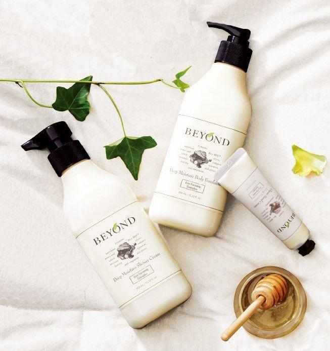 BEYOND盈润深层保湿系列，包含沐浴乳和相关护肤品，呈现于舒心暖色调背景下，适合全方位护理体验的消费者。