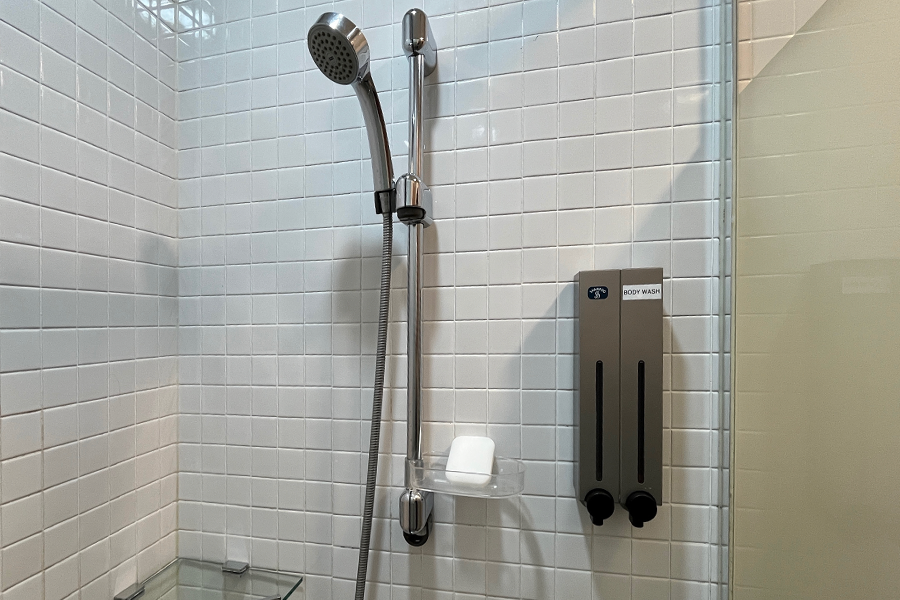 仁川机场达拉克休（Darakhyu）胶囊旅馆的现代化卫浴设施，使用方便且温馨，提供基本的沐浴和洗发物品，墙壁上备有沐浴露和洗发液分配器，是长途旅客快速整洁的理想之地。