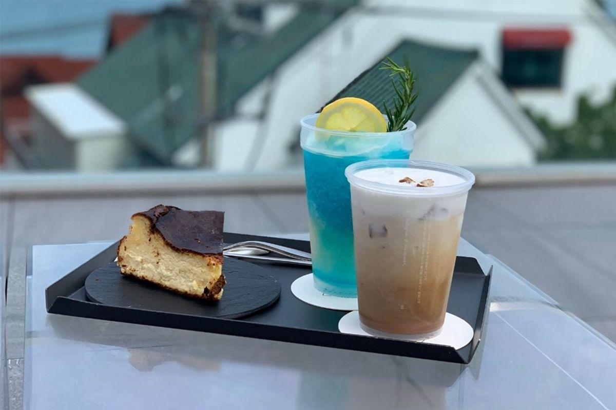 Torta e bevande sulla terrazza al Cafe In Busan