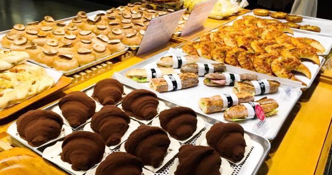 Một quầy trưng bày đầy ắp các loại bánh ngọt đa dạng từ popular cho đến đặc trưng tại cửa hàng Napoleon Patisserie.