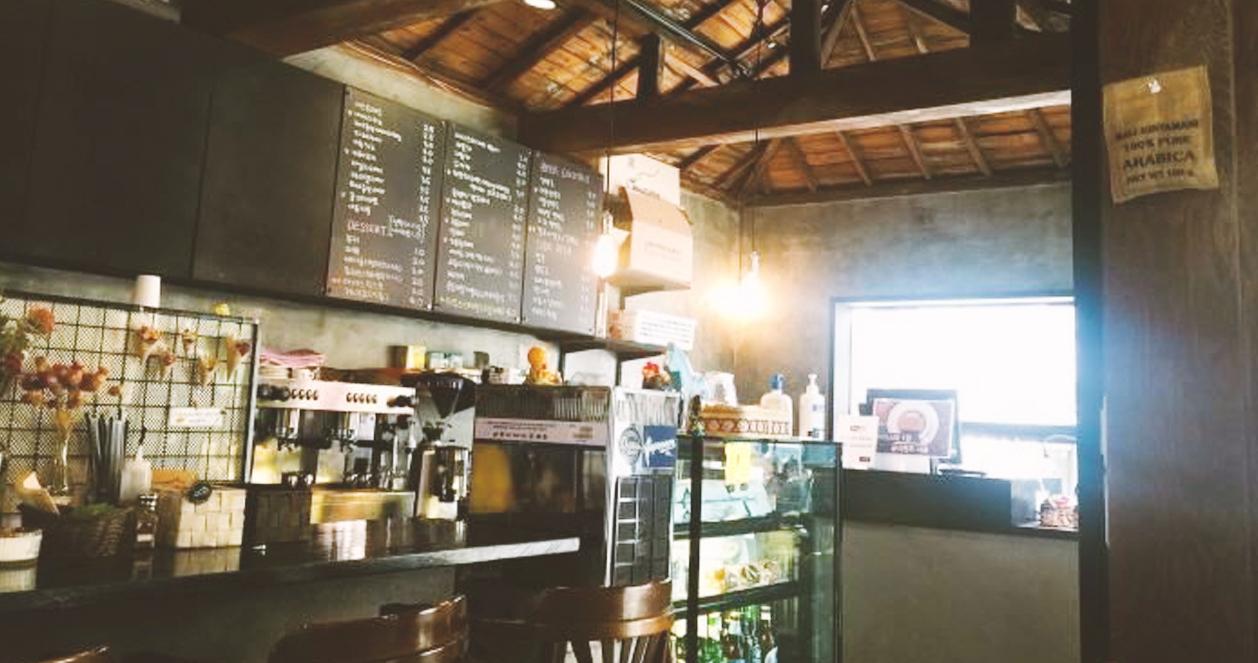 Quầy pha chế hiện đại kết hợp với trần nhà Hanok truyền thống của quán cafe Barame Salang, tạo ra không gian ấm cúng và lôi cuốn.