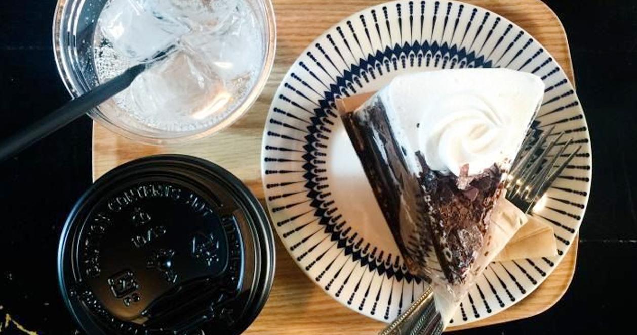 Một miếng bánh sô cô la với kem tươi và một thức uống tại quán cafe Barame Salang, nổi bật với cách bày trí hiện đại.