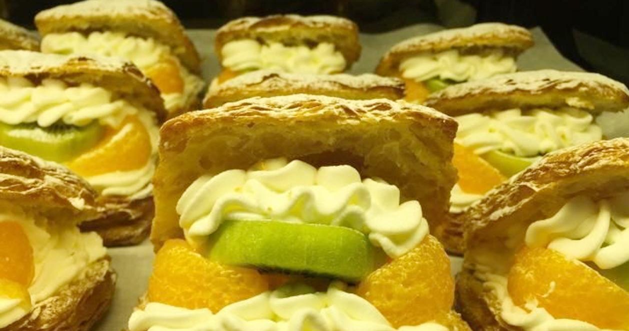 Bánh ngọt Napoleon với lớp kem tươi và trái cây hấp dẫn, đặc trưng của cửa hàng bánh nổi tiếng tại Seoul, Hàn Quốc.