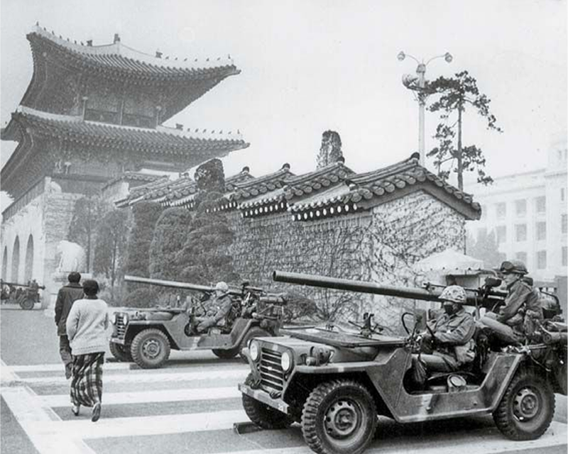 韓國戒嚴期間，這張照片顯示軍事坦克和士兵列隊駐守在傳統的韓國建築前。