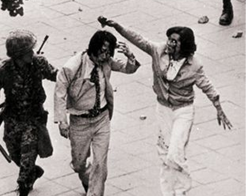 德國記者辛茲彼得當年實地採訪的歷史照片和電影再現場景，展示光州事件的紀錄片拍攝過程。