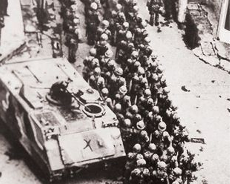 遊行示威中市民與士兵的猛烈對峙，一個士兵抓住一名市民的畫面，展示了運動的激烈對抗。