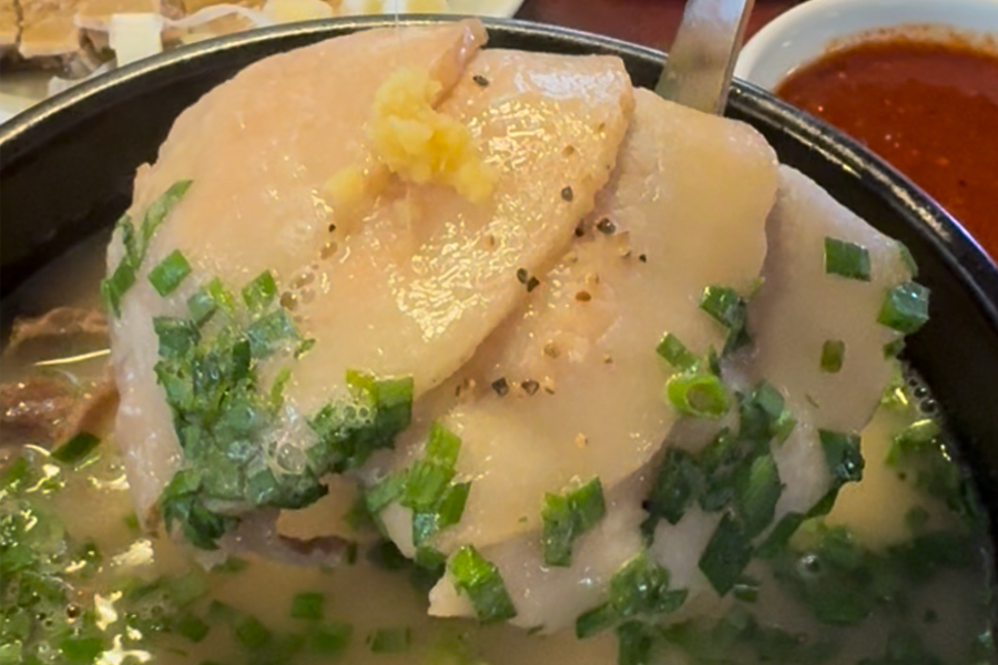 这是一道著名的韩国猪肉汤饭，丰盛的配菜和米饭，使其成为韩国旅游中必尝美食之一，尤其适合在寒冷的季节享用。