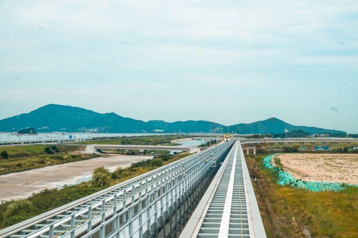 The scenic view from the Maglev train as it travels towards Yongyu Station.