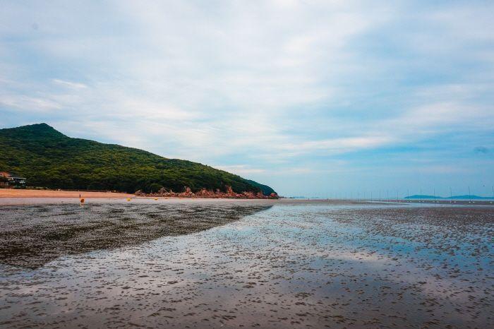 A sunset view of the harbor areas surrounding Muido Island.