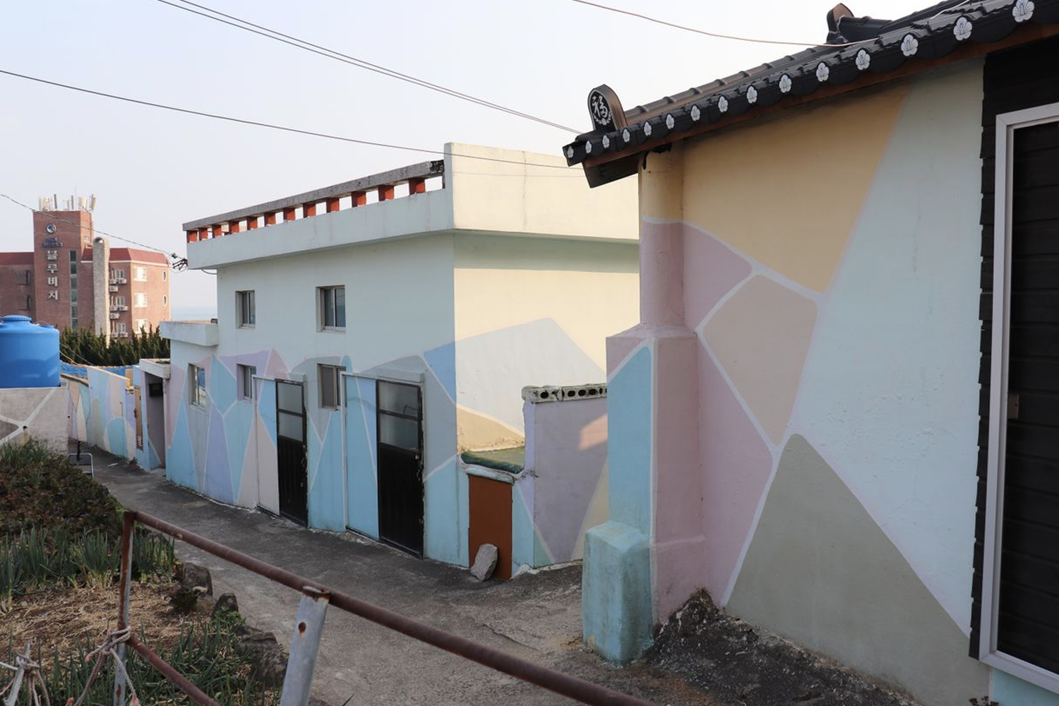 青沙浦壁畫村的牆面藝術，富有活力與色彩的房屋。