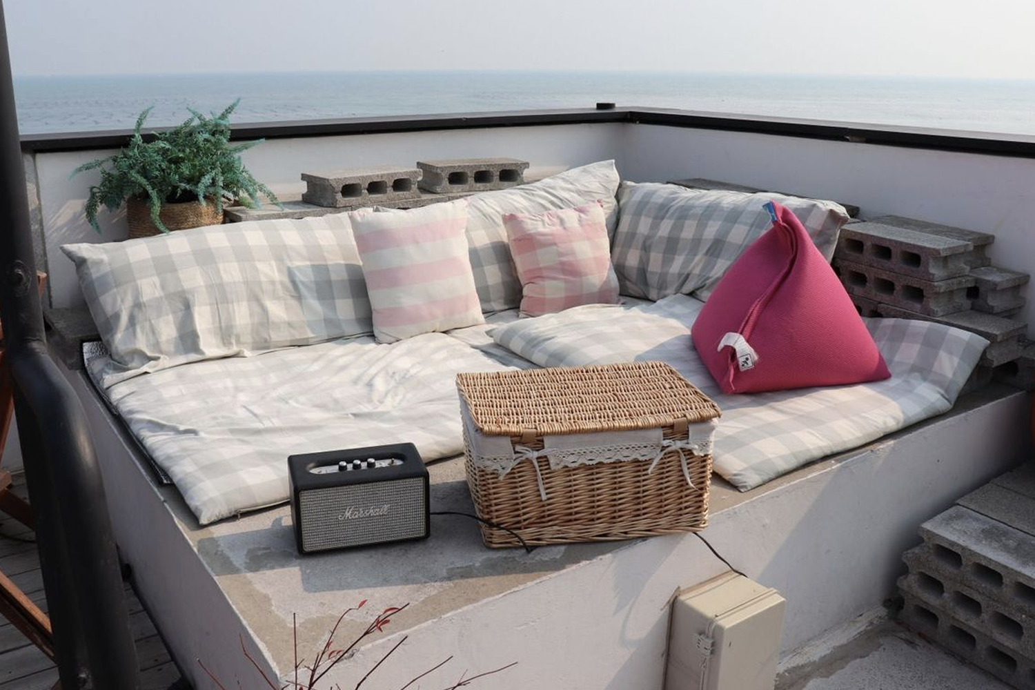 青沙浦屋頂露台咖啡座，現代設計的休閒空間。