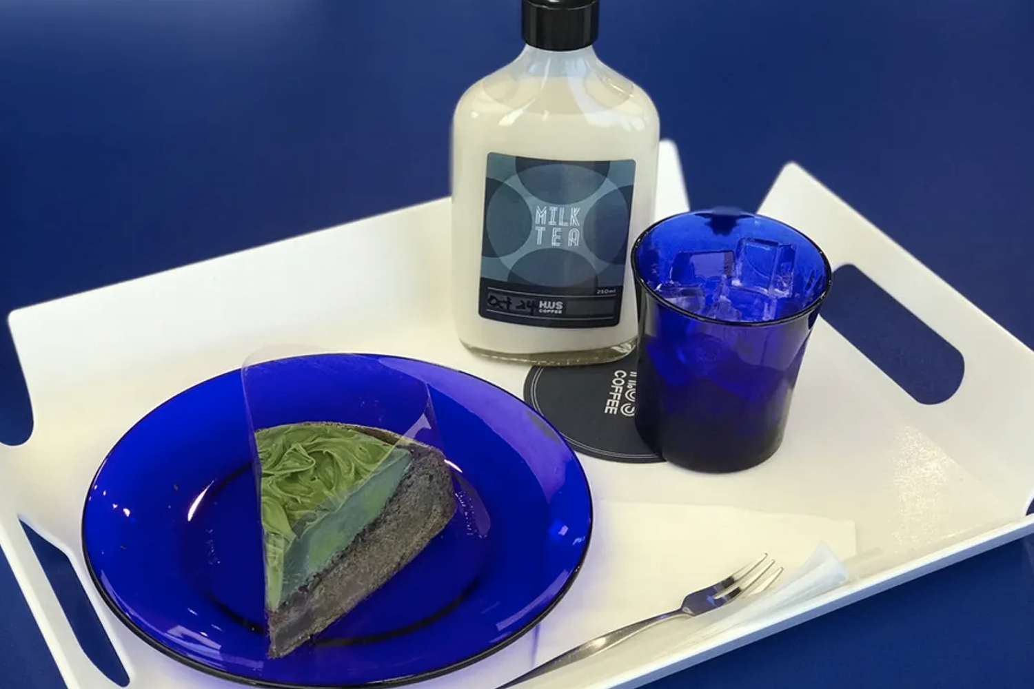 青沙浦H.US Coffee的飲品與糕點展示，創意美食的享受。