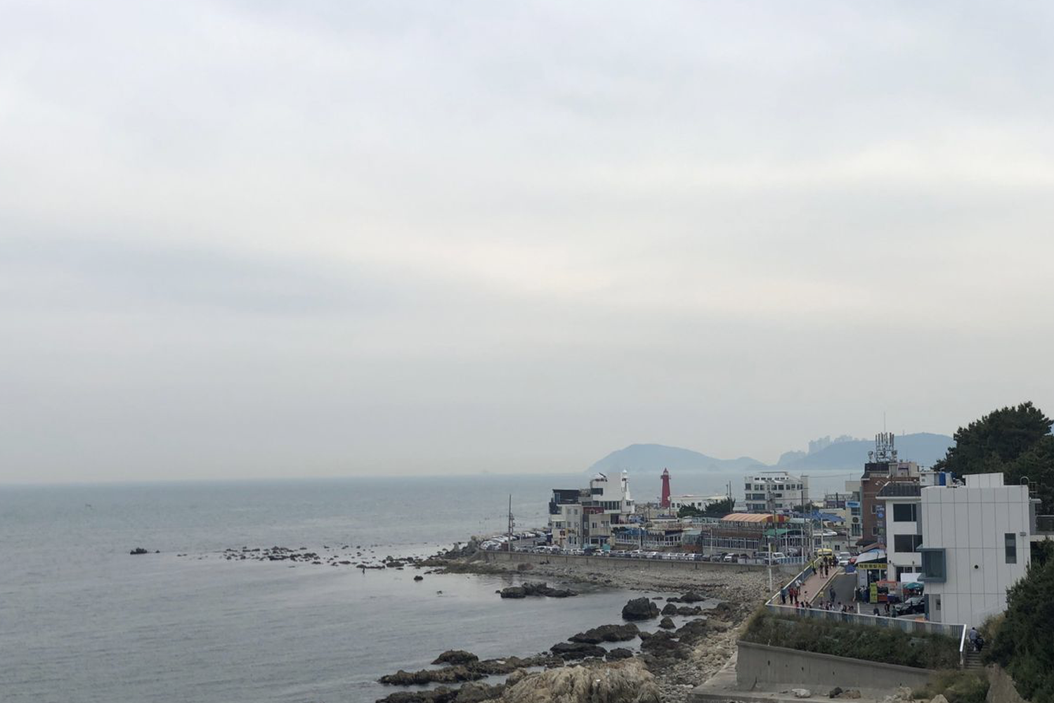 青沙浦天空步道旁的景觀，遊客俯瞰釜山海岸線。