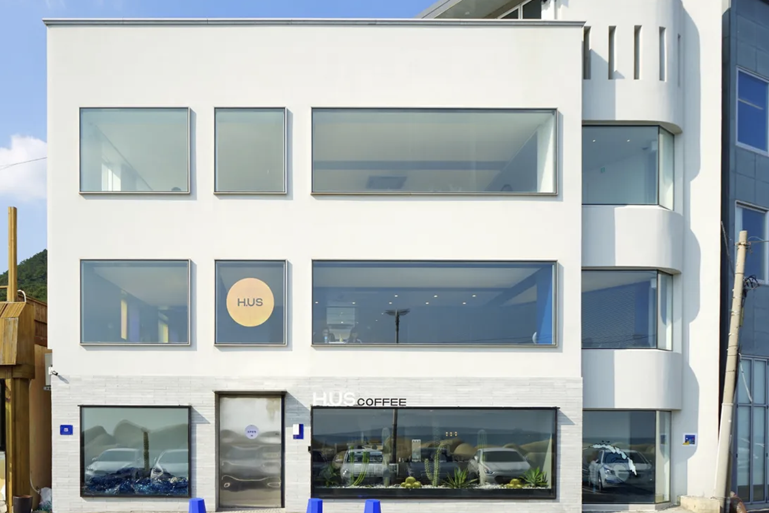 釜山青沙浦咖啡店——H.US Coffee外觀，與自然和諧統一。