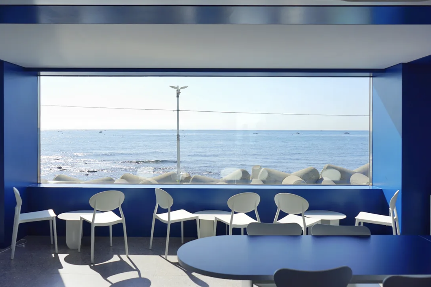 青沙浦H.US Coffee內飾，舒適座椅和窗邊海景的完美互動。