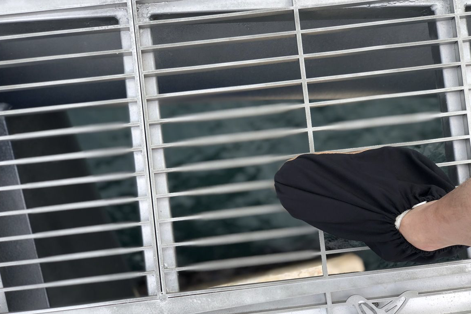 漫步青沙浦天空步道，遊客在海上行走。