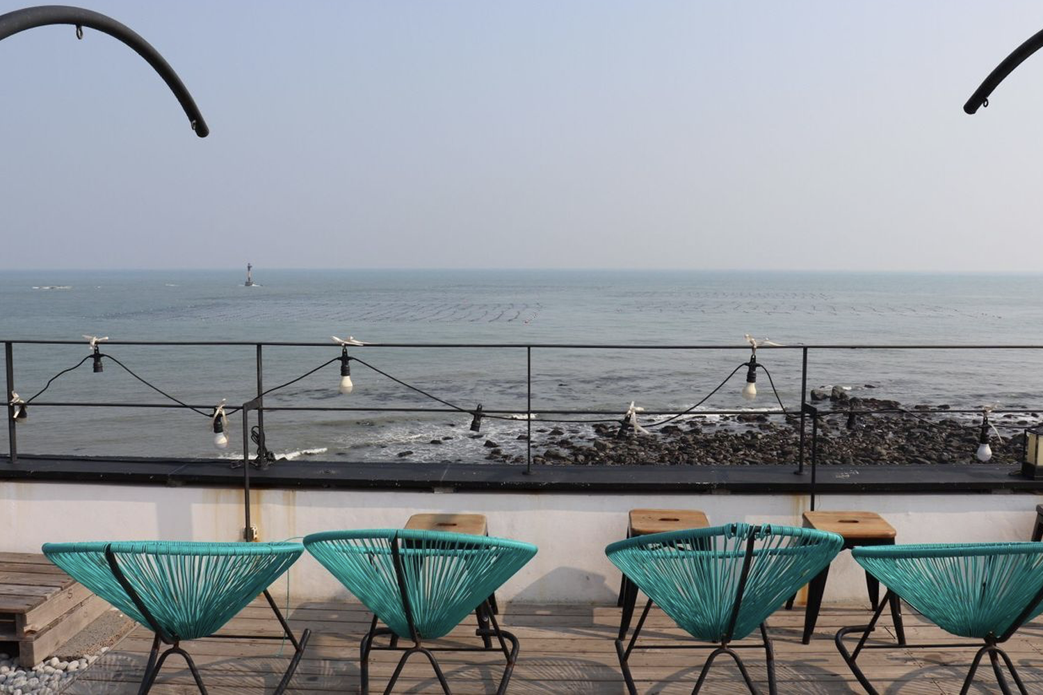 青沙浦屋頂咖啡店，現代設計與大海美景完美結合。
