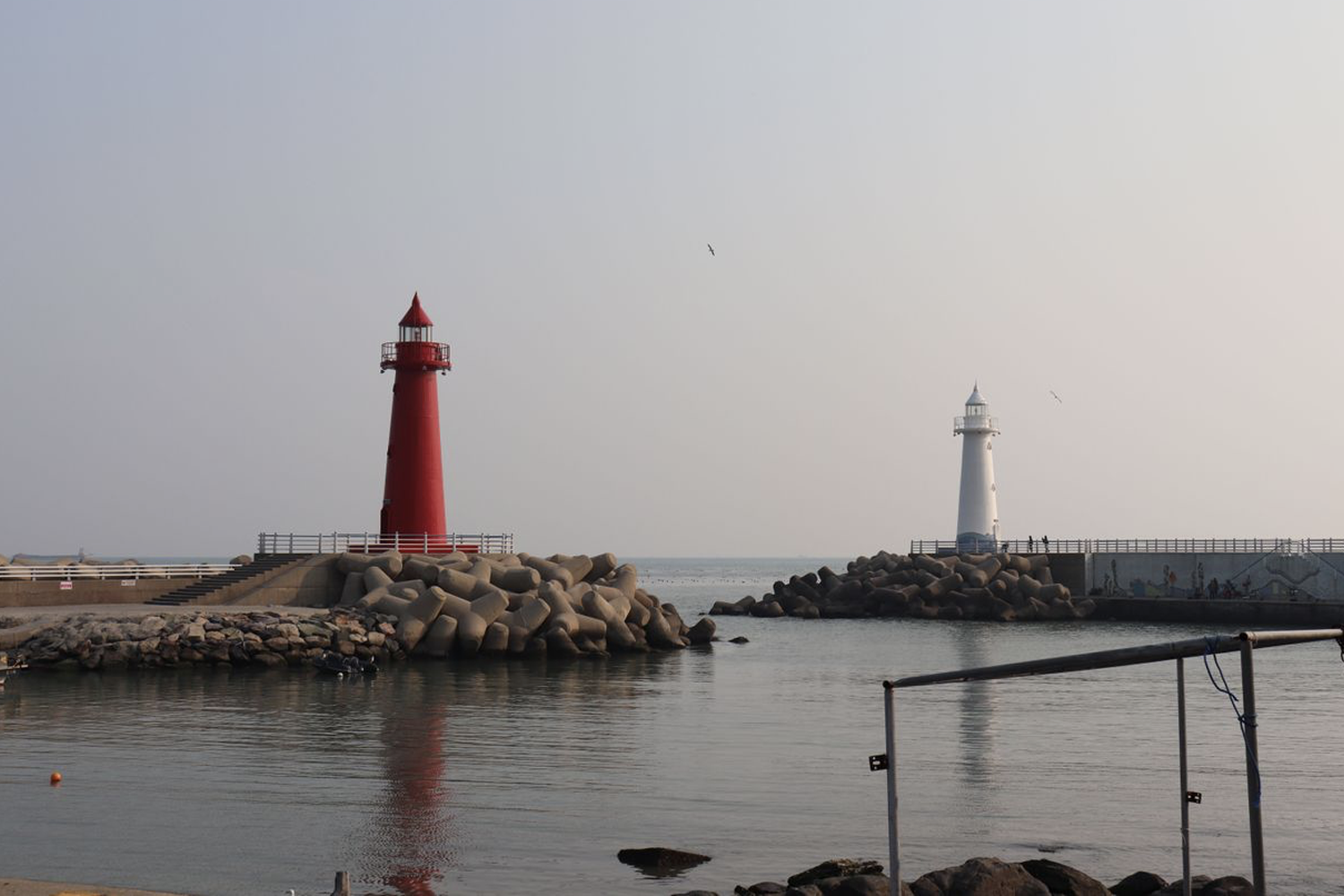 青沙浦紅白雙塔燈塔，釜山海岸的標誌性建築，屹立在水邊。