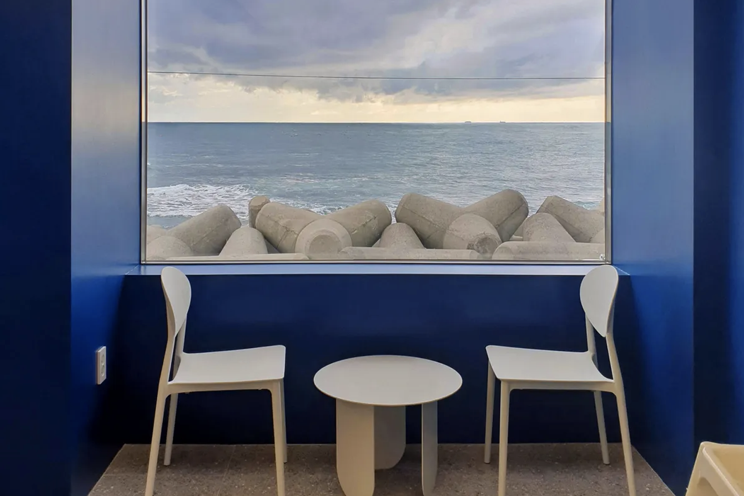 青沙浦H.US Coffee窗邊的座位，欣賞釜山大海的完美位置。